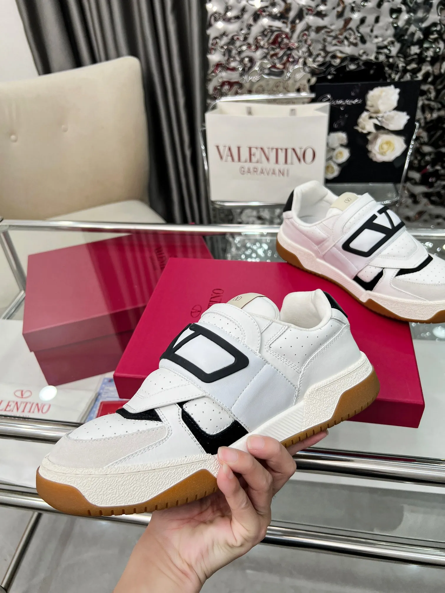 [Valentino] P: 680💰 Couple style, size: women 35-40▪️men 39-44 (customized at 45.46) Valentino 𝑶𝒏𝒆𝑺𝒕𝒖𝒅 Couple sports bread shoe series Valentino 2025 new couple sports shoes are on sale. The original ZP purchase and disassembly. Repeated pattern making and modification. 1:1 restoration! Top luxury masterpiece Velcro design Soft and comfortable imported calfskin brings excellent and elegant texture and excellent foot comfort Top purchasing version upper: imported calfskin surface/original oil edge craftsmanship Lining: water-dyed sheepskin lining Outsole: original development 𝐓𝐏𝐔 two-color combination outsole Packaging: original configuration complete package